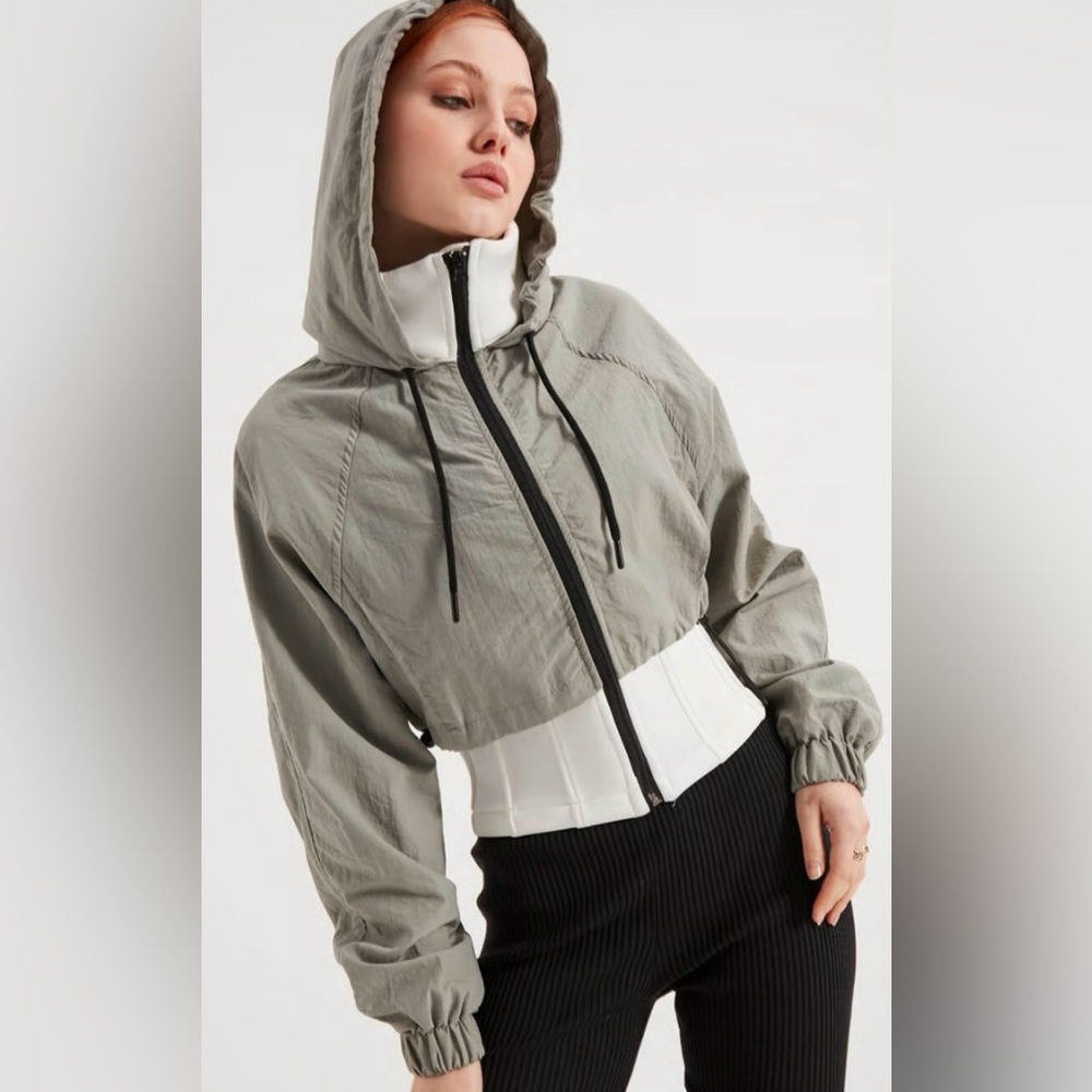 NWOT “ZARA RAIN HOODED/ RAIN CORSET JACKET” 
Excellent for running too 🏃‍♀️